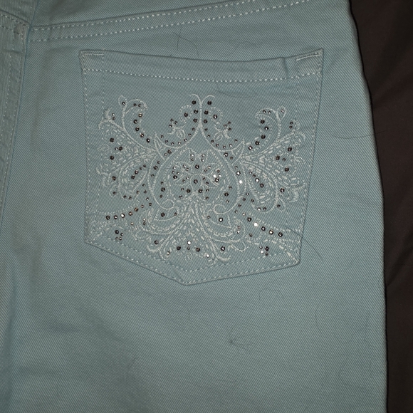 Gloria Vanderbilt Amanda Embellished Capris - Size 10P Petite - Picture 3 of 4